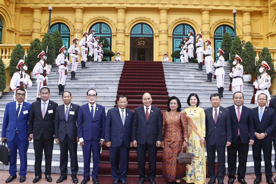 Chủ tịch nước Nguyễn Xuân Phúc chụp ảnh chung với Chủ tịch Thượng viện Campuchia Samdech Say Chhum và các đại biểu. (Ảnh: Thống Nhất/TTXVN)