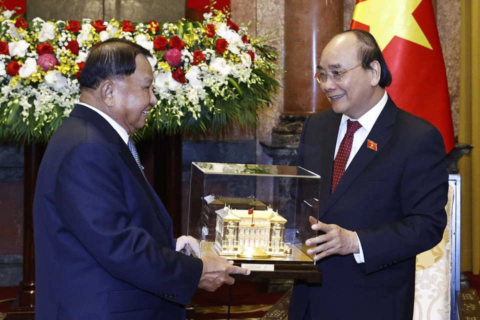 Chủ tịch nước Nguyễn Xuân Phúc tặng quà lưu niệm cho Chủ tịch Thượng viện Campuchia Samdech Say Chhum. (Ảnh: Thống Nhất/TTXVN)