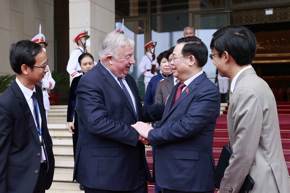 Chủ tịch Quốc hội Vương Đình Huệ và Chủ tịch Thượng viện Cộng hòa Pháp Gérard Larcher. (Ảnh: Doãn Tấn/TTXVN)