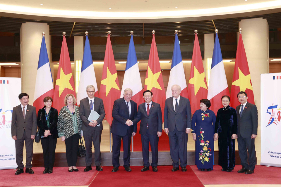 Chủ tịch Quốc hội Vương Đình Huệ, Chủ tịch Thượng viện Cộng hòa Pháp Gérard Larcher và đại biểu. (Ảnh: Doãn Tấn/TTXVN)