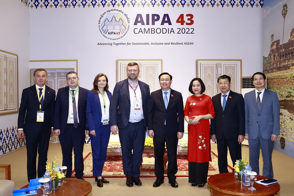 Chủ tịch Quốc hội Vương Đình Huệ với Phó Chủ tịch Quốc hội Ukraina Oleksandr Korniyenko và đại biểu. (Ảnh: Doãn Tấn/TTXVN)