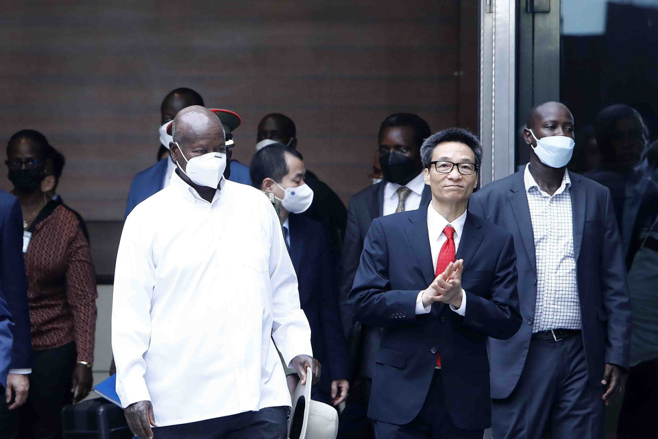 Tổng thống Uganda Yoweri Kaguta Museveni và Phó Thủ tướng Vũ Đức Đam đến dự Diễn đàn doanh nghiệp Việt Nam-Uganda. (Ảnh: An Đăng/TTXVN)