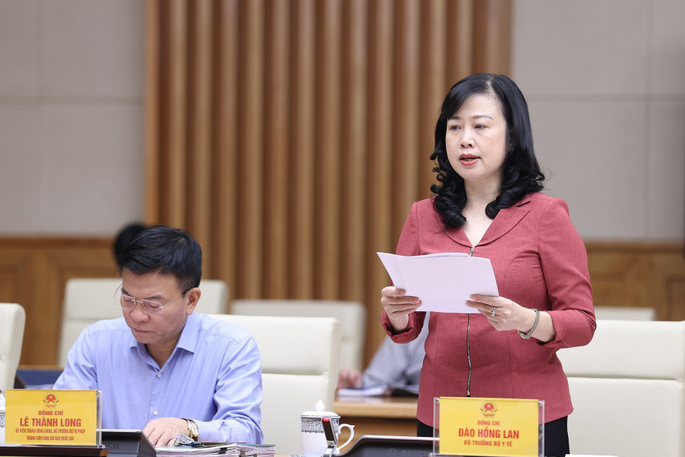 Bộ trưởng Bộ Y tế Đào Hồng Lan báo cáo công tác phòng, chống dịch COVID-19. (Ảnh: Dương Giang/TTXVN)