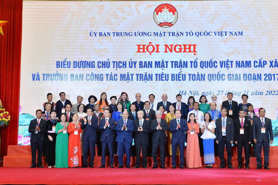 Chủ tịch nước Nguyễn Xuân Phúc, ông Võ Văn Thưởng, Ủy viên Bộ Chính trị, Thường trực Ban Bí thư chụp ảnh chung cùng các điển hình tiêu biểu. (Ảnh: Minh Đức/TTXVN)
