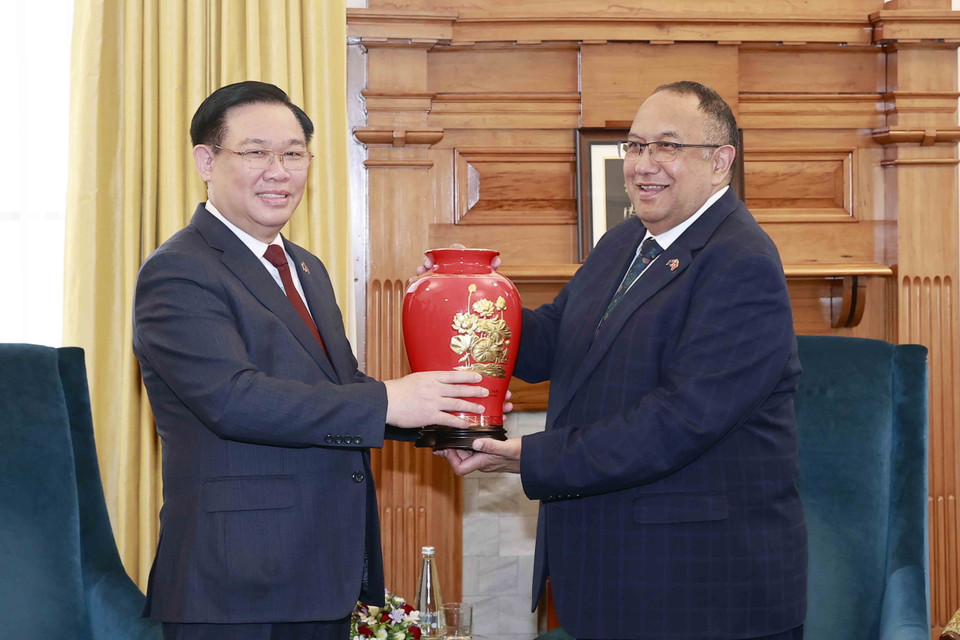 Chủ tịch Quốc hội Vương Đình Huệ trao vật phẩm lưu niệm tặng Chủ tịch Quốc hội New Zealand Adrian Rurawhe. (Ảnh: Doãn Tấn/TTXVN)