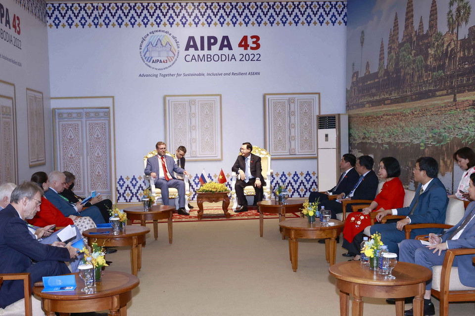 Chủ tịch Quốc hội Vương Đình Huệ gặp Phó Chủ tịch Hội đồng Liên bang Nga Konstantin Kosachev. (Ảnh: Doãn Tấn/TTXVN)