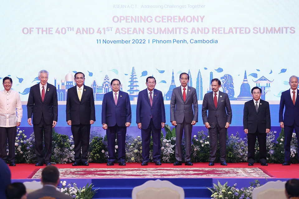 Thủ tướng Phạm Minh Chính và trưởng đoàn các nước ASEAN chụp ảnh chung tại Lễ khai mạc. (Ảnh: Dương Giang/TTXVN)
