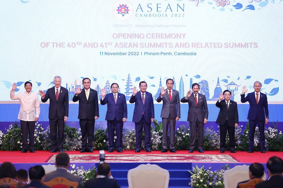 Thủ tướng Phạm Minh Chính và trưởng đoàn các nước ASEAN chụp ảnh chung tại Lễ khai mạc. (Ảnh: Dương Giang/TTXVN)