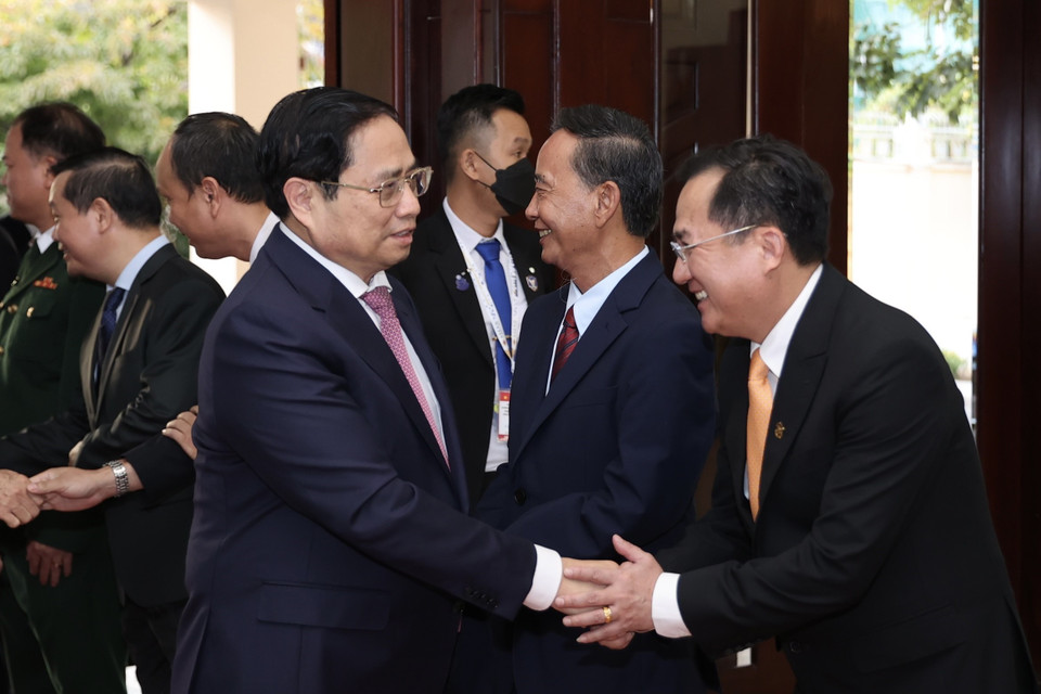 Thủ tướng Phạm Minh Chính thăm cán bộ, nhân viên Đại sứ quán Việt Nam tại Campuchia. (Ảnh: Dương Giang/TTXVN)