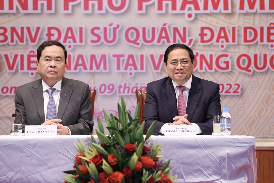 Thủ tướng Phạm Minh Chính nói chuyện với cán bộ, nhân viên Đại sứ quán Việt Nam tại Campuchia. (Ảnh: Dương Giang/TTXVN)