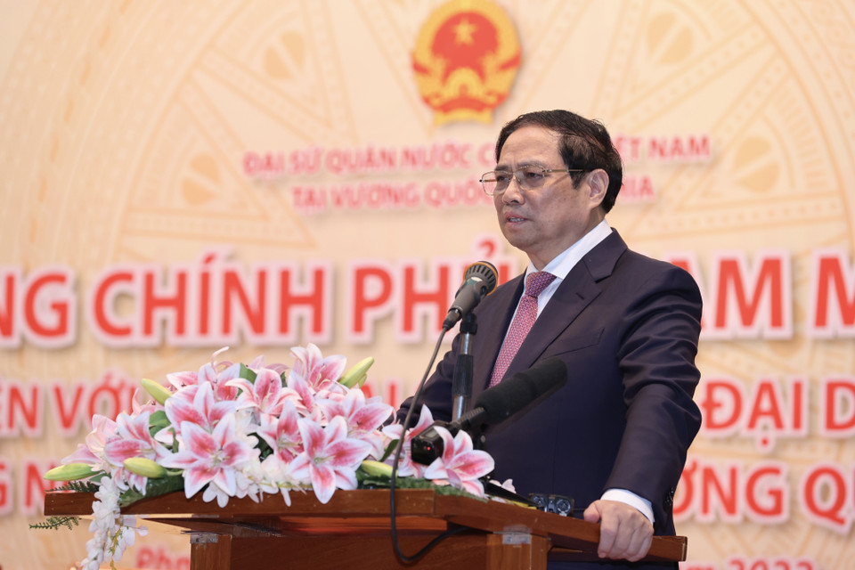 Thủ tướng Phạm Minh Chính nói chuyện với cộng đồng người Việt Nam tại Campuchia. (Ảnh: Dương Giang/TTXVN)