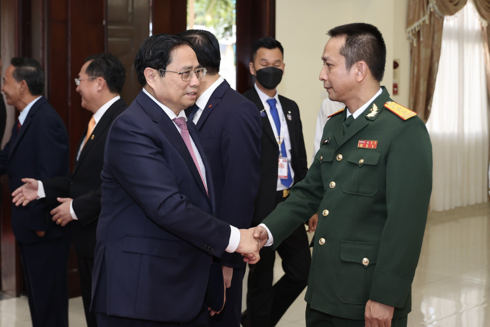 Thủ tướng Phạm Minh Chính thăm cán bộ, nhân viên Đại sứ quán Việt Nam tại Campuchia. (Ảnh: Dương Giang/TTXVN)