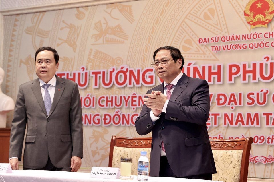 Thủ tướng Phạm Minh Chính đến thăm cán bộ, nhân viên Đại sứ quán Việt Nam tại Campuchia. (Ảnh: Dương Giang/TTXVN)