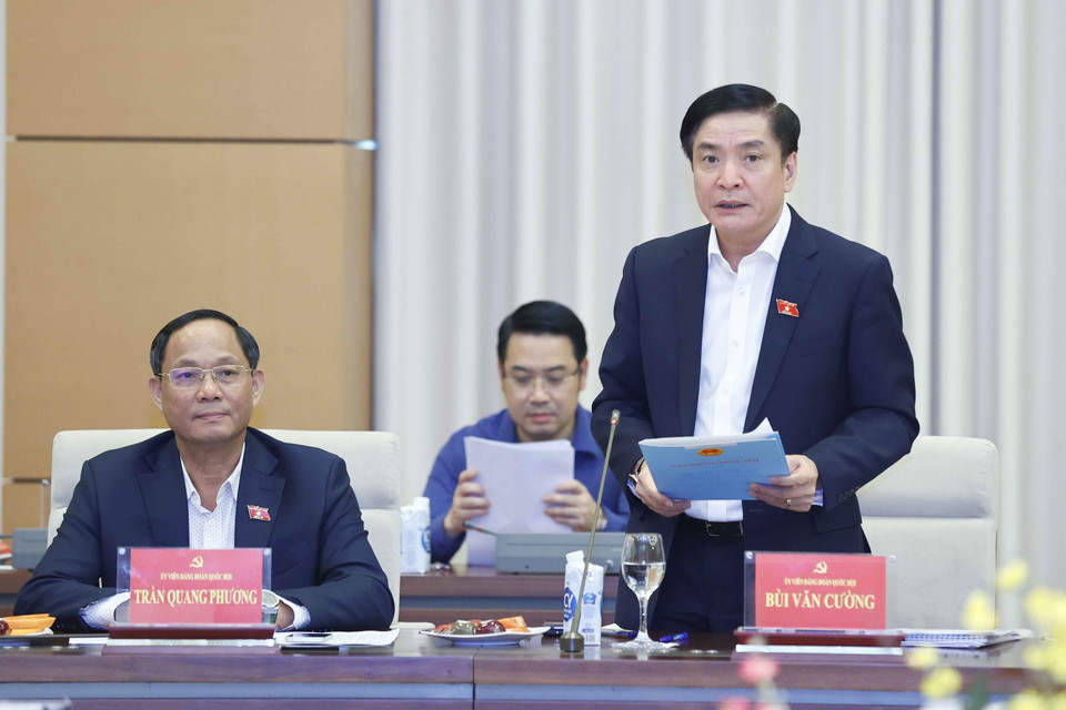 Tổng thư ký Quốc hội, Chủ nhiệm Văn phòng Quốc hội Bùi Văn Cường báo cáo một số vấn đề về việc chuẩn bị Kỳ họp thứ tư, Quốc hội khóa XV. (Ảnh: Doãn Tấn/TTXVN)