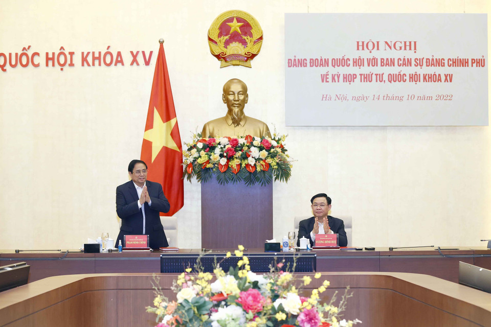 Thủ tướng Chính phủ Phạm Minh Chính và Chủ tịch Quốc hội Vương Đình Huệ chủ trì Hội nghị. (Ảnh: Doãn Tấn/TTXVN)