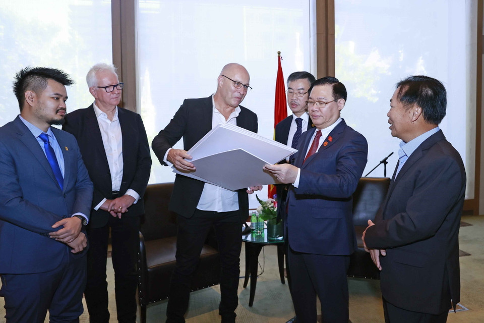 Chủ tịch Quốc hội Vương Đình Huệ trao đổi với đại diện Tập đoàn Linfox, Tập đoàn Elenberg Fraser và Sinclair Brook. (Ảnh: Doãn Tấn/TTXVN)