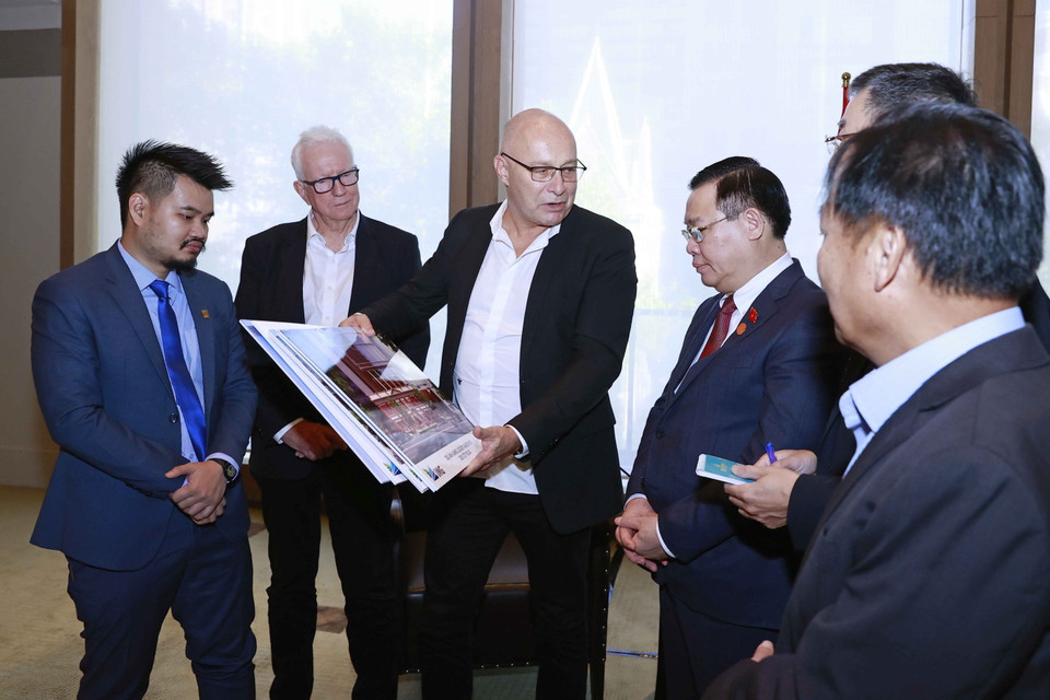 Chủ tịch Quốc hội Vương Đình Huệ trao đổi với đại diện Tập đoàn Linfox, Tập đoàn Elenberg Fraser và Sinclair Brook. (Ảnh: Doãn Tấn/TTXVN)