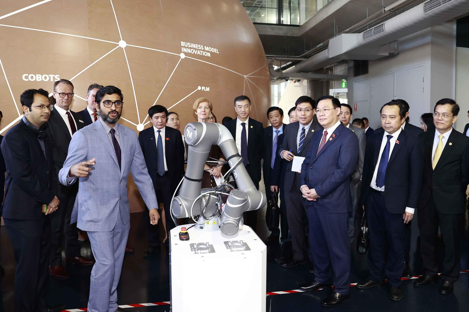 Chủ tịch Quốc hội Vương Đình Huệ nghe giới thiệu công việc của Đại học Swinburne trong ngành công nghiệp 4.0 cũng như các công nghệ sản xuất tiên tiến. (Ảnh: Doãn Tấn/TTXVN)