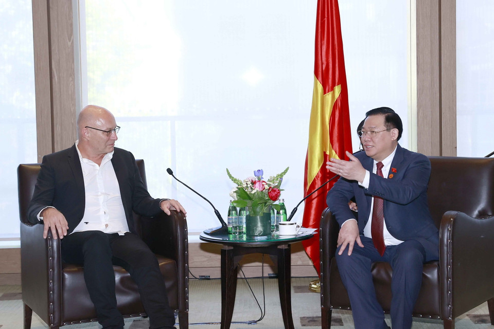 Chủ tịch Quốc hội Vương Đình Huệ tiếp đại diện Tập đoàn Linfox. (Ảnh: Doãn Tấn/TTXVN)