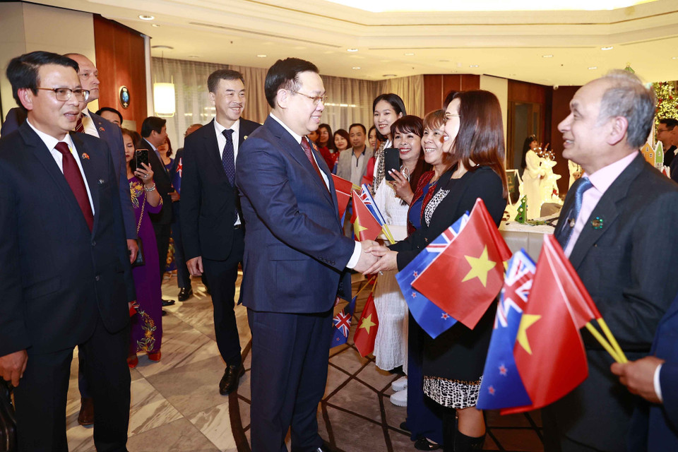 Chủ tịch Quốc hội Vương Đình Huệ với đại diện cộng đồng người Việt tại New Zealand tại lễ đón. (Ảnh: Doãn Tấn/TTXVN)