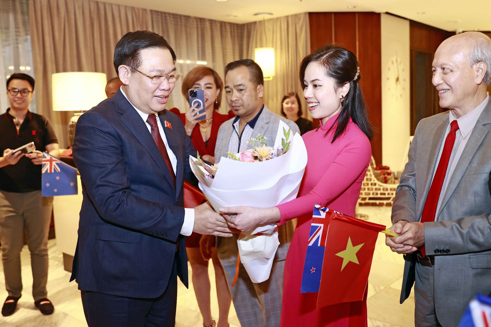 Chủ tịch Quốc hội Vương Đình Huệ với đại diện cộng đồng người Việt tại New Zealand tại lễ đón. (Ảnh: Doãn Tấn/TTXVN)