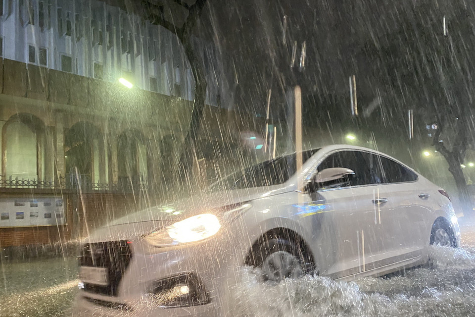 Nhiều tuyến đường chính của Đà Nẵng ngập sâu, người dân di chuyển khó khăn. (Ảnh: Văn Dũng/TTXVN)