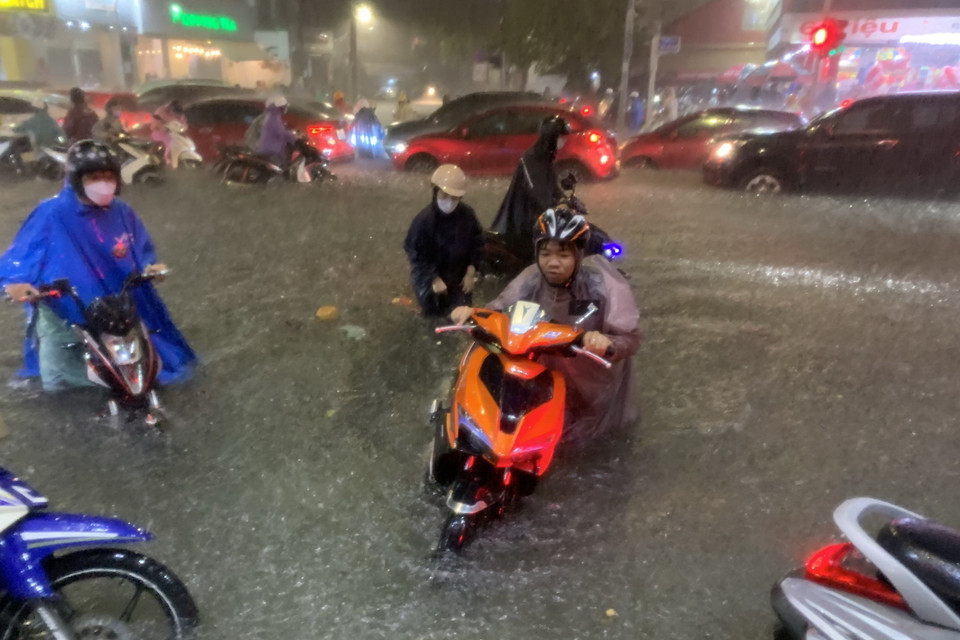 Nhiều tuyến đường chính của Đà Nẵng ngập sâu, người dân di chuyển khó khăn. (Ảnh: Văn Dũng/TTXVN)