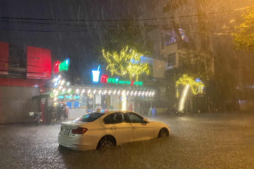 Nhiều tuyến đường chính của Đà Nẵng ngập sâu, người dân di chuyển khó khăn. (Ảnh: Văn Dũng/TTXVN)