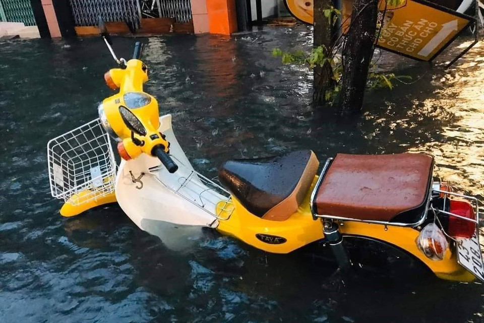 Nước ngập đến nửa bánh xe tại đường Núi Thành, quận Hải Châu. (Ảnh: Quốc Dũng/TTXVN)