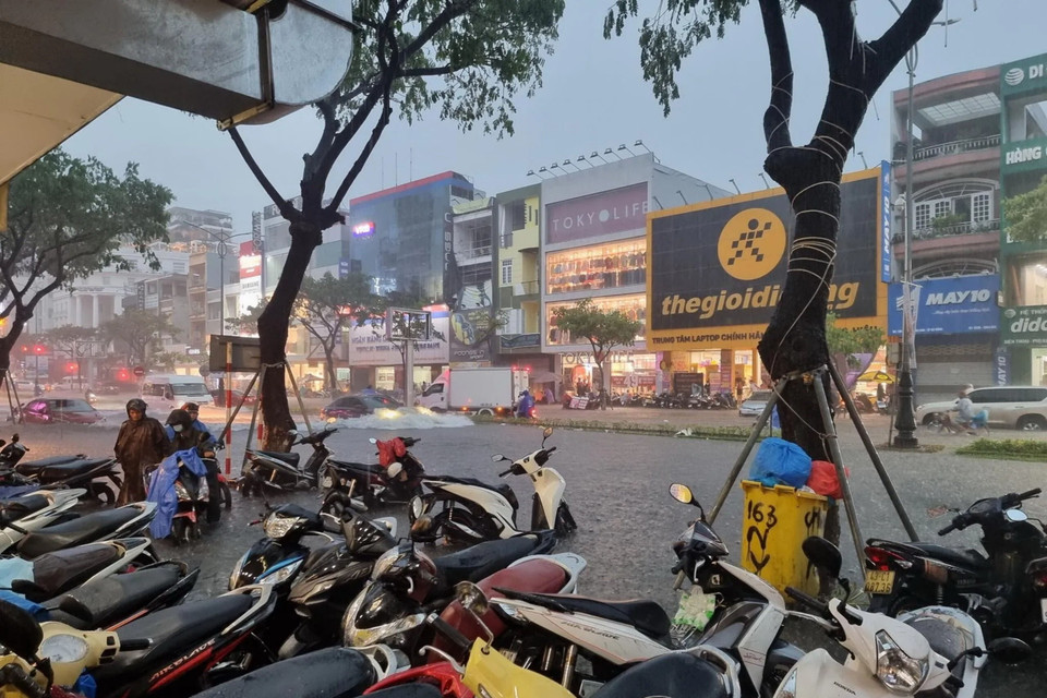 Đường Nguyễn Văn Linh (quận Hải Châu) bị ngập sâu khiến nhiều xe chết máy. (Ảnh: Quốc Dũng/TTXVN)