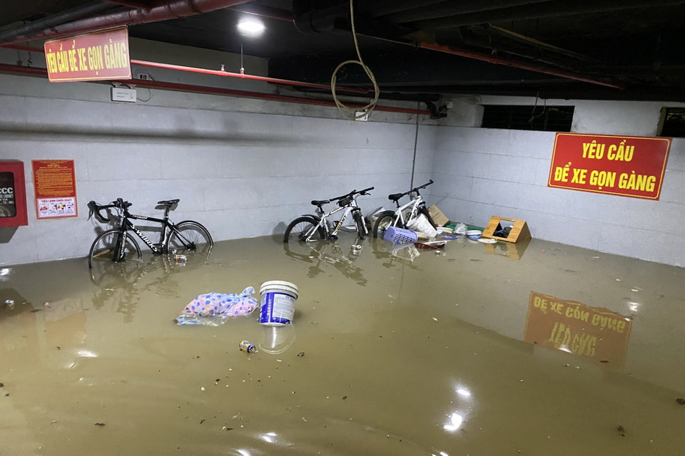 Nước ngập khu nhà trọ trên đường Hồ Xuân Hương (quận Ngũ Hành Sơn, thành phố Đà Nẵng). (Ảnh: Quốc Dũng/TTXVN)