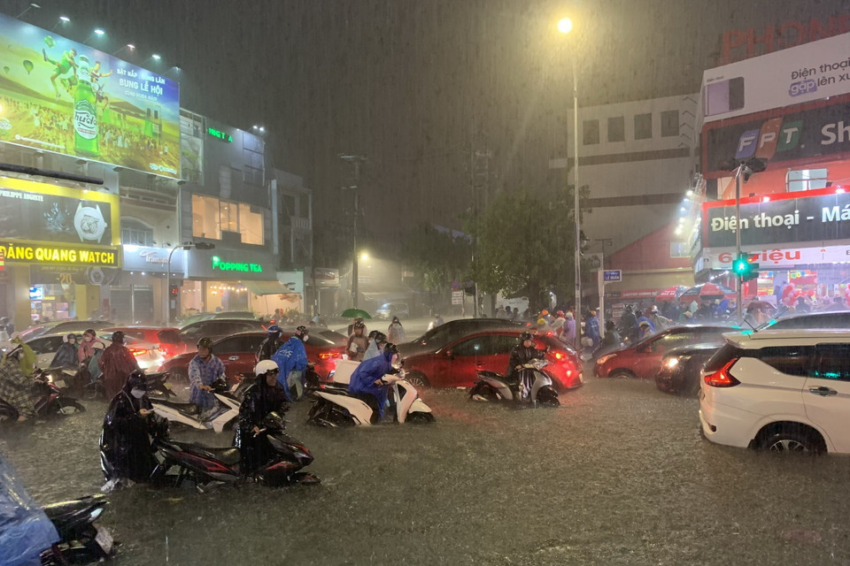 Nhiều tuyến đường chính của Đà Nẵng ngập sâu, người dân di chuyển khó khăn. (Ảnh: Văn Dũng/TTXVN)