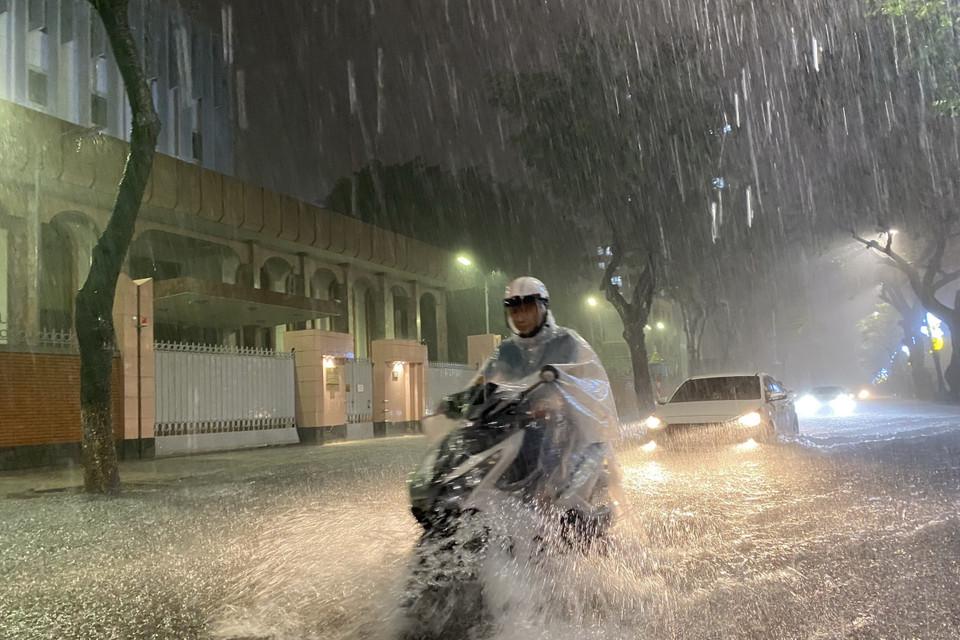Nhiều tuyến đường chính của Đà Nẵng ngập sâu, người dân di chuyển khó khăn. (Ảnh: Văn Dũng/TTXVN)