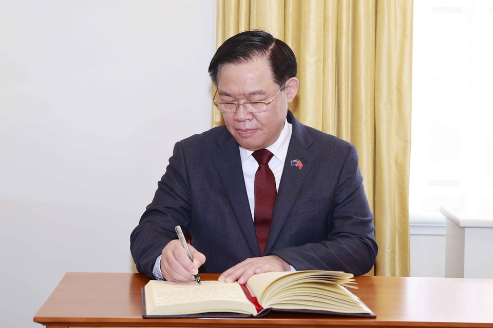 Chủ tịch Quốc hội Vương Đình Huệ ký sổ vàng lưu niệm tại Nhà Quốc hội New Zealand. (Ảnh: Doãn Tấn/TTXVN)