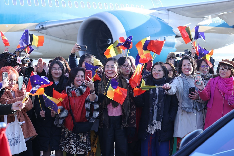 Cán bộ ngoại giao, nhân viên Đại sứ quán và cộng đồng người Việt Nam tại Bỉ đón Thủ tướng Phạm Minh Chính. (Ảnh: Dương Giang/TTXVN)