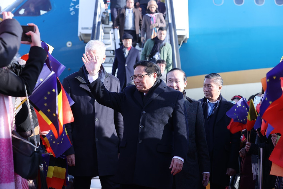 Cán bộ ngoại giao, nhân viên Đại sứ quán và cộng đồng người Việt Nam tại Bỉ đón Thủ tướng Phạm Minh Chính. (Ảnh: Dương Giang/TTXVN)