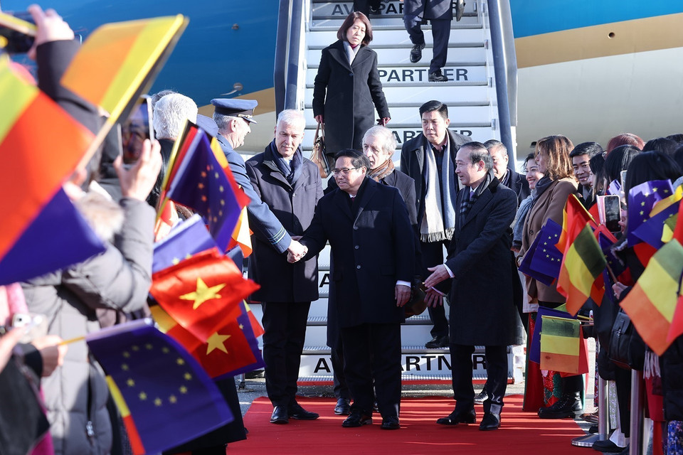 Đón Thủ tướng Chính phủ Phạm Minh Chính và Đoàn đại biểu cấp cao Việt Nam có Phó Chủ tịch thứ nhất Thượng viện Bỉ Andries Gryffroy; đại diện Ban tổ chức Hội nghị cấp cao ASEAN-EU; Vụ trưởng vụ Lễ tân, Bộ Ngoại giao Bỉ Oliver Belle; Đại sứ Việt Nam tại Bỉ Nguyễn Văn Thảo và các nhân viên Đại sứ quán, kiều bào Việt Nam tại Bỉ. (Ảnh: Dương Giang/TTXVN)