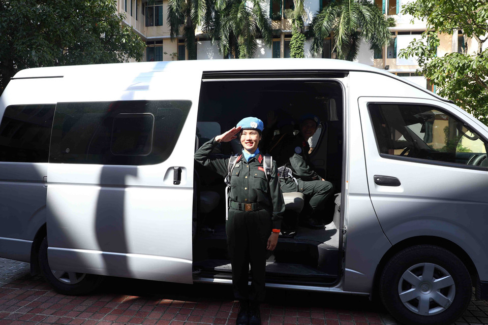 Trung tá Lương Thị Trà Vinh chào tạm biệt người thân và gia đình, đồng đội lên đường thực hiện nhiệm vụ gìn giữ hòa bình Liên hợp quốc tại Nam Sudan. (Ảnh: Phạm Kiên/TTXVN)