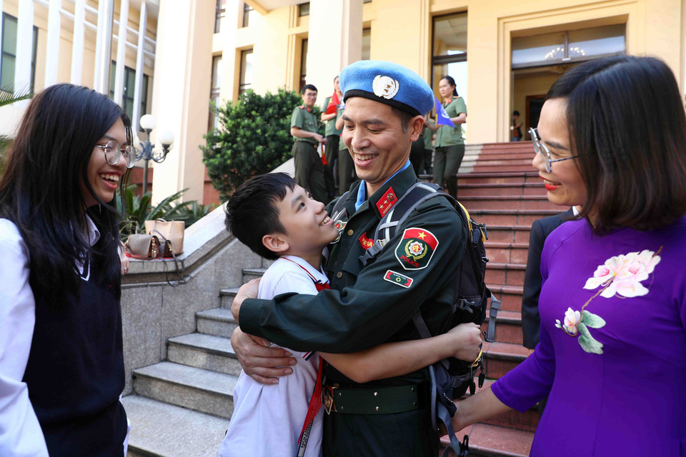 Các sỹ quan công an nhân dân chia tay người thân trước khi lên đường thực hiện nhiệm vụ gìn giữ hòa bình Liên hợp quốc tại Nam Sudan. (Ảnh: Phạm Kiên/TTXVN)