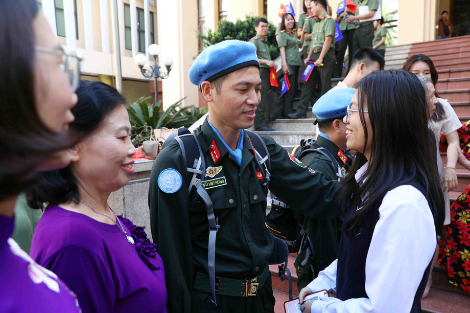 Các sỹ quan công an nhân dân chia tay người thân trước khi lên đường thực hiện nhiệm vụ gìn giữ hòa bình Liên hợp quốc tại Nam Sudan. (Ảnh: Phạm Kiên/TTXVN)