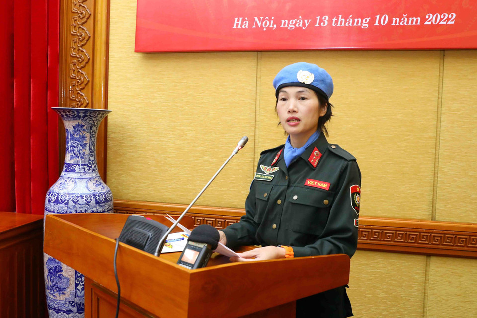 Trung tá Lương Thị Trà Vinh, đại diện 3 sỹ quan công an nhân dân lên đường thực hiện nhiệm vụ gìn giữ hòa bình Liên hợp quốc tại Nam Sudan phát biểu. (Ảnh: Phạm Kiên/TTXVN)
