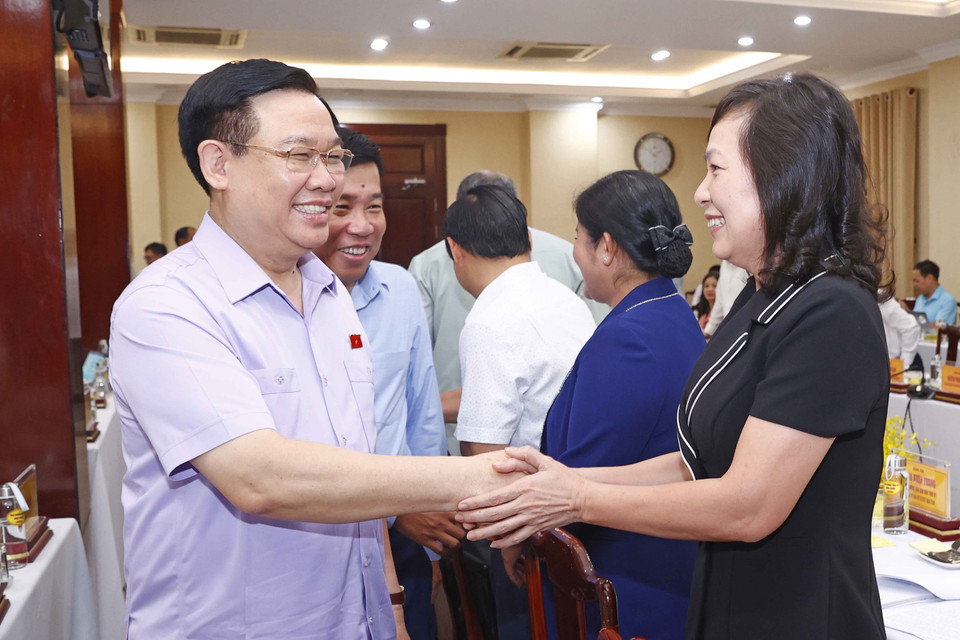 Chủ tịch Quốc hội Vương Đình Huệ với đại biểu. (Ảnh: Doãn Tấn/TTXVN)