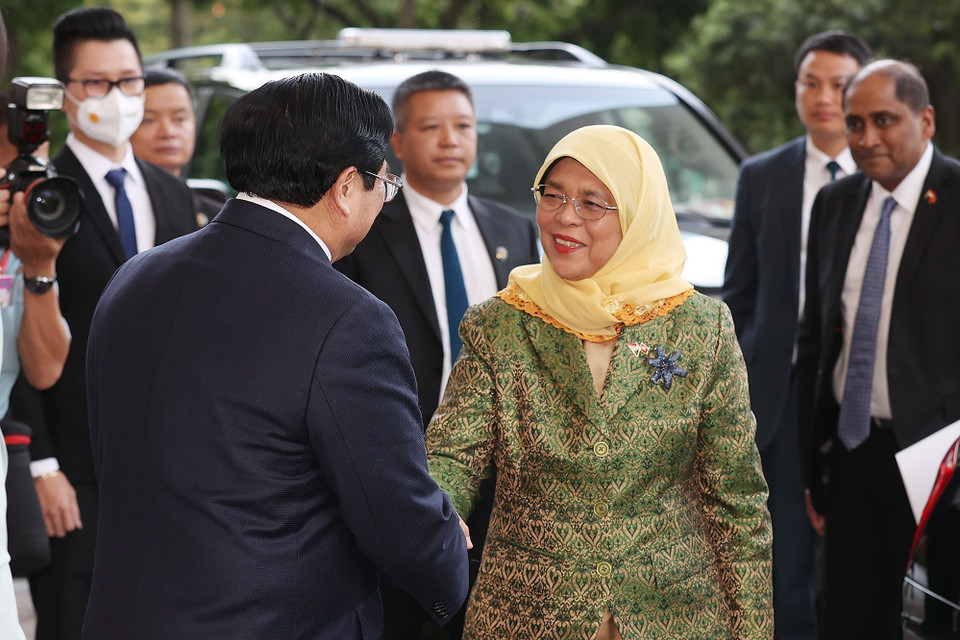 Thủ tướng Phạm Minh Chính tiếp Tổng thống Cộng hòa Singapore Halimah Yacob. (Ảnh: Dương Giang/TTXVN)