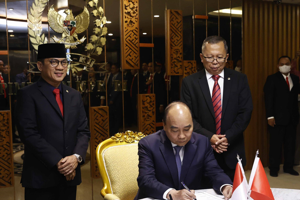 Chủ tịch nước Nguyễn Xuân Phúc ghi lưu bút. (Ảnh: Thống Nhất/TTXVN)