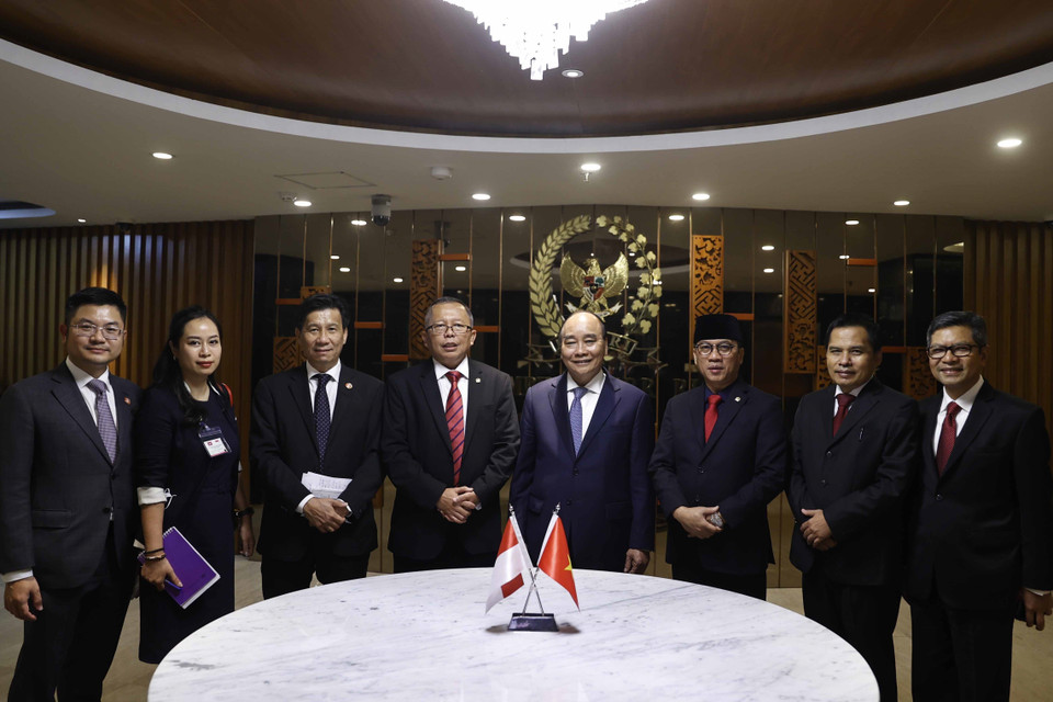 Chủ tịch nước Nguyễn Xuân Phúc, quyền Chủ tịch Lưỡng viện Indonesia Asrul Sani và các đại biểu. (Ảnh: Thống Nhất/TTXVN)