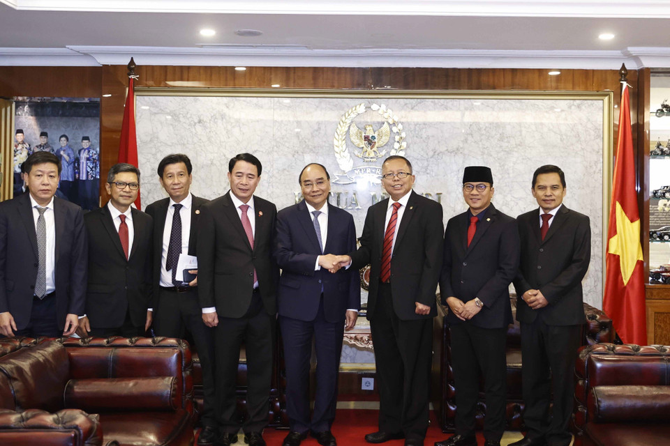 Chủ tịch nước Nguyễn Xuân Phúc với quyền Chủ tịch Lưỡng viện Indonesia Asrul Sani và các đại biểu. (Ảnh: Thống Nhất/TTXVN)