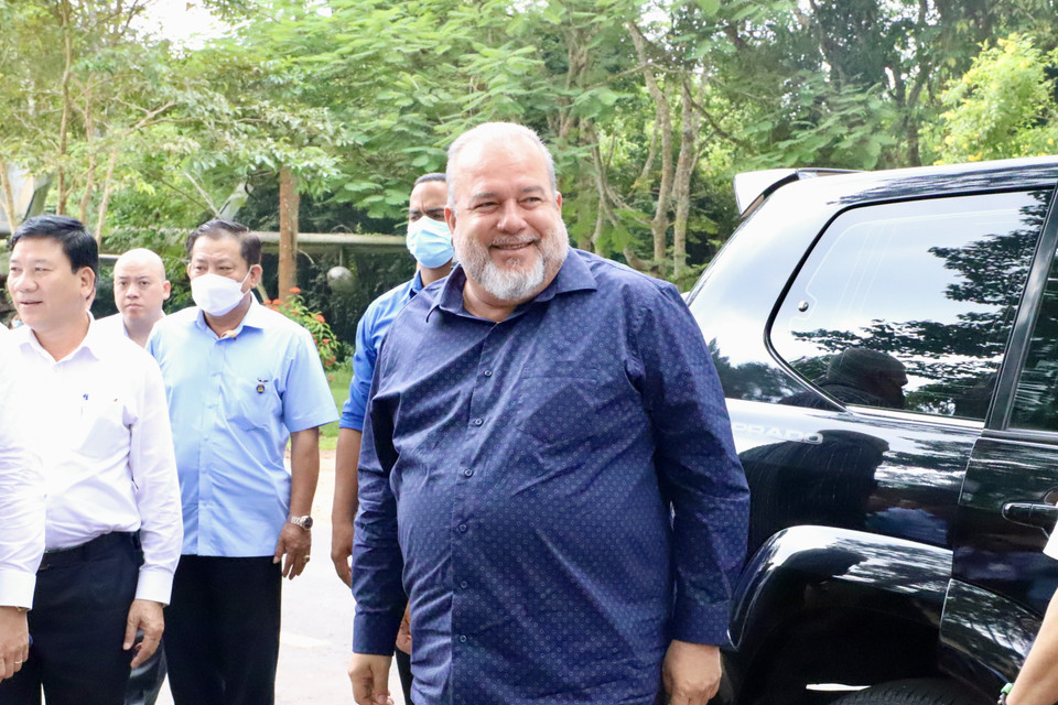 Thủ tướng Manuel Marrero Cruz tại khu di tích địa đạo Củ Chi sáng 1/10. (Ảnh: Hồng Giang/TTXVN)