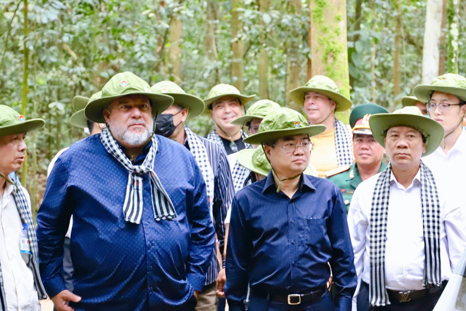 Thủ tướng Manuel Marrero Cruz và đoàn đại biểu tham quan khu di tích địa đạo Củ Chi. (Ảnh: Hồng Giang/TTXVN)