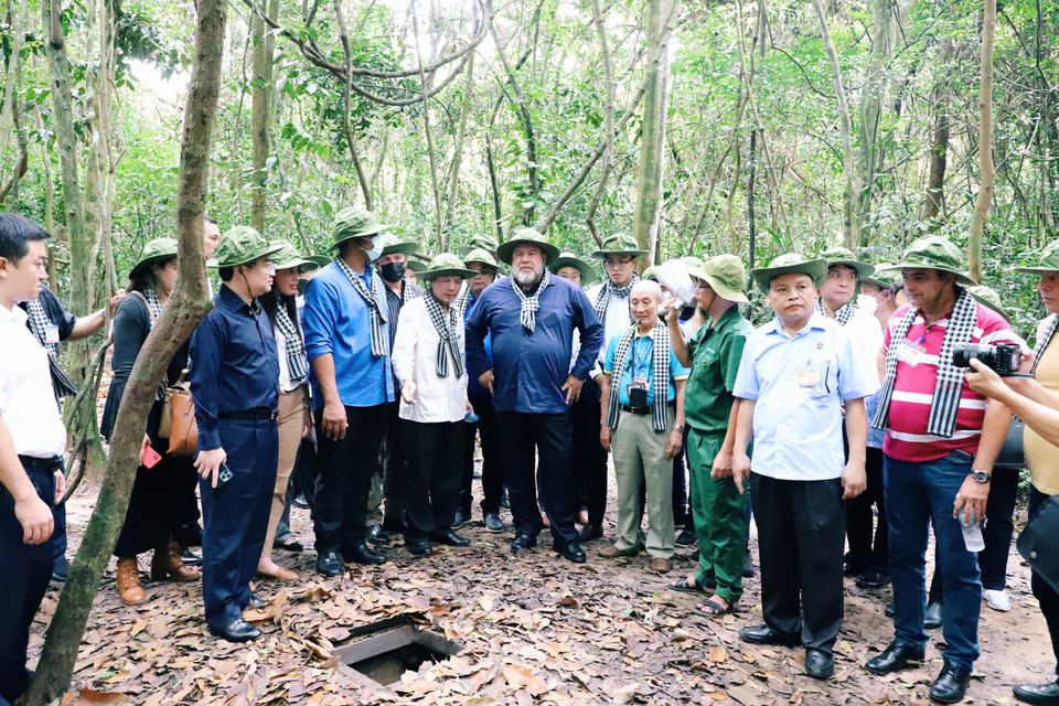 Thủ tướng Manuel Marrero Cruz và đoàn đại biểu tham quan khu di tích địa đạo Củ Chi. (Ảnh: Hồng Giang/TTXVN)