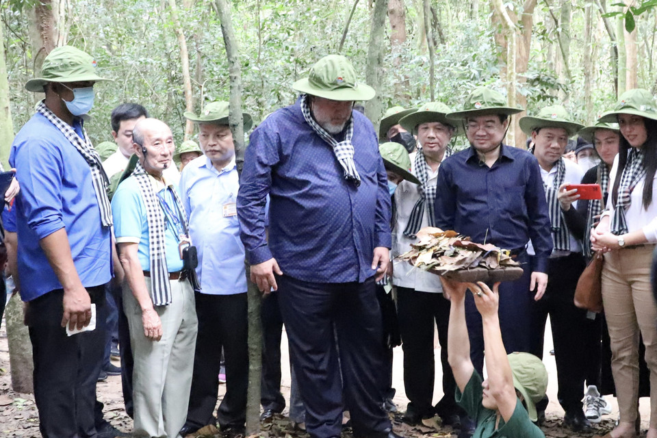 Thủ tướng Manuel Marrero Cruz xem tái hiện quá trình chiến đấu của bộ đội Việt Nam tại địa đạo Củ Chi. (Ảnh: Hồng Giang/TTXVN)